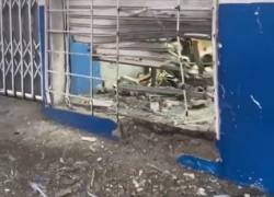 La detonación del explosivo a las afueras del centro médico destrozó la parte inferior de la puerta metálica del establecimiento y rompió las rejas que bloqueaban el paso hacia adentro.