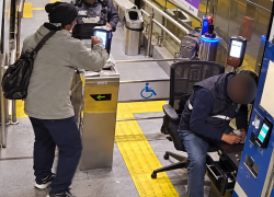 Captura de video de cámara de vigilancia que muestra al implicado en el momento en el que intentó ingresar a la estación.