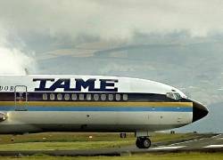 Un Boeing 727 de la aerolínea ecuatoriana Tame ingresa a la pista principal para despegar en el aeropuerto de Quito, Ecuador el 30 de junio de 2000.