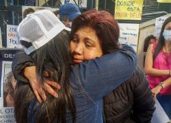 Elizabeth Otavalo (d), madre de la abogada María Belén Bernal, realiza una manifestación en búsqueda de su hija hoy, en las afueras de la Unidad de Flagrancia de la Fiscalía, en Quito (Ecuador).