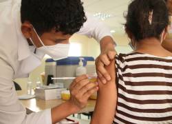 La ministra de Salud insistió en que quienes ya han cumplido cinco meses desde la aplicación de la segunda dosis, acudan a los centros de vacunación para recibir el primer refuerzo.