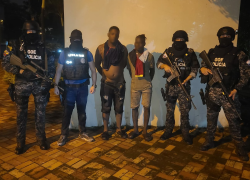 Los agentes detuvieron a dos hombres que estaban custodiando a los sujetos retenidos, quienes fueron trasladados al Cuartel Modelo de Guayaquil, tras ser identificados como Víctor C. Q. y John V. M.