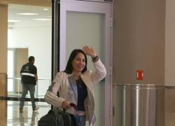 Arribo al aeropuerto Mariscal Sucre de la ex candidata presidencial Luisa González, el 25 de abril de 2026.