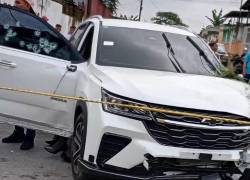 Fotografía que muestra el carro en el que se trasladaba una pareja y su hijo, quienes murieron en el ataque.