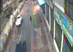 En las imágenes se observa a un joven caminando con dificultad sobre la calzada.