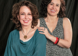 Ana Karina López y Mónica Almeida, amigas y comunicadoras con amplia experiencia en medios de Ecuador e internacionales. Foto: César Mera