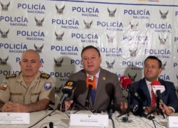 Fotografía de el ministro del Interior, Juan Zapata; el presidente de la CNJ, Iván Saquicela; y el comandante general de la Policía Nacional, Fausto Salinas, durante una rueda de prensa.