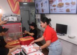 Personal de la cadena de hot dogs Wienerschnitzel atiende en su primer local de Guayaquil.