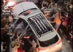 Captura de un video que muestra cómo abren las puertas de un vehículo para lanzar agua, espuma de carnaval y otros líquidos.