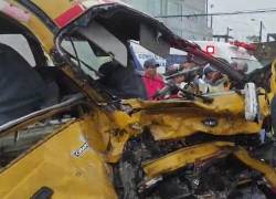 Conductor ebrio ocasiona trágico accidente contra bus escolar en Santo Domingo: hay muertos y heridos