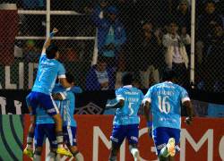 Jugadores de Macará celebran el autogol de Josen Escobar, jugador de América de Cali.