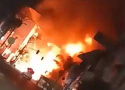 VIDEO: incendio con pirotecnia consume varios locales de artículos navideños en Babahoyo