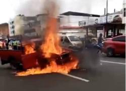 El vehículo rojo comenzó a incendiarse de inmediato a consecuencia de la gasolina.