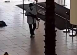 Policía detiene a dos implicados en el asalto a entidad bancaria dentro de un centro comercial de Guayaquil