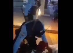 En un video, captado por la cámara de un celular, se observa el instante en que dos guardias de seguridad agreden a un comerciante informal.