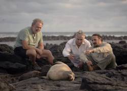 Guillermo Navarro (Productor Ejecutivo); Adam Leipzig (Productor) y Luis Felipe Fernández-Salvador y Campodónico (Director) durante la grabación del film en las Islas Galápagos.