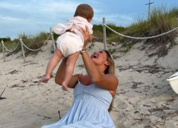 Kayla y su hija Madi en un viaje a la playa