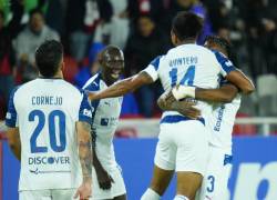 Los jugadores de Liga de Quito celebran el segundo gol de su equipo, anotado por José Quintero.