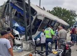 Fotografía que muestra el bus siniestrado.