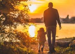 Foto referencial de un padre con su hijo.