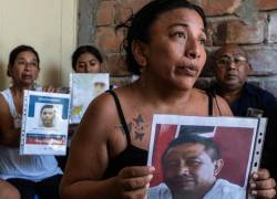 Familiares de los pescadores desaparecidos del barco Fiorella.