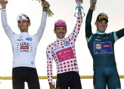 Richard Carapaz es coronado como Rey de la Montaña del Tour de Francia 2026