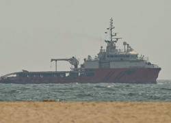 Embarcación navegando cerca de la costa de Ajman.