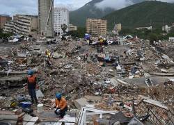 Búsqueda de personas en los escombros de un edificio en La Guaira.