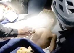 Imágenes de un niño de tres años rescatado después de seis días bajo los escombros, en Venezuela.