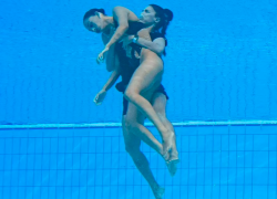 La nadadora estadounidense Anita Álvarez se desmayó mientras competía en la final de solo libre.