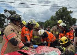 Miembros del Cuerpo de Bomberos de Guayaquil atienden la emergencia.