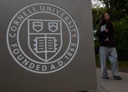 Estudiantes caminando por la Universidad de Cornell.