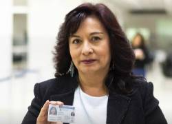 Mujer soteniendo una licencia de conducir en Ecuador.