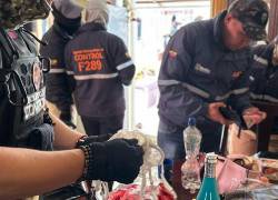 Agentes de la AMC durante un operativo de control en Quito.