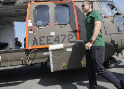 El presidente de la República, Daniel Noboa, durante la entrega de los nuevos helicópteros comprados para las Fuerzas Armadas.