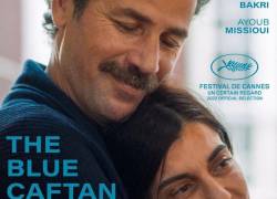 El caftán azul, de la directora marroquí Maryam Tuzani, toca el tabú de la homosexualidad en el país magrebí a través de la historia de un matrimonio en el que el marido gay vive ocultando su condición sexual.