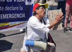 En Quito y Guayaquil se han organizado plantones para que se realicen las diálisis.