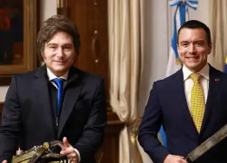 Javier Milei junto a Daniel Noboa posan junto a un machete y una motosierra.