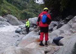 Rescatistas continúan la búsqueda de una madre y su hijo que cayeron al río Verde.