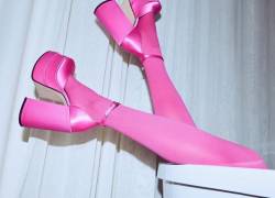 Este par de zapatos debutaron en la pasarela de la temporada otoño invierno 2021 de la marca Versace.