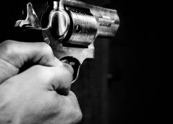A uno de los sospechosos se le encontró una pistola de fabricación Smith &amp; Wesson.