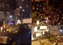 En redes sociales circulan videos de aglomeraciones, peleas e incluso un hombre se trepó a un auto.