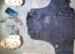 En el operativo militar, los uniformados encontraron armas y dos máscaras que presumiblemente las usaban para robos y asaltos.
