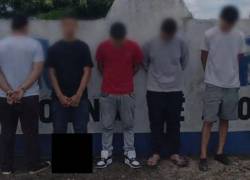 Fotografía que muestra a cinco de los procesados por presuntamente secuestrar a un joven.