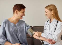 Realizarse chequeos médicos es la principal manera para detectar riesgos de hipertensión a tiempo.