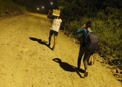 Imagen de la caja de cartón donde es transportada la bebé fallecida.