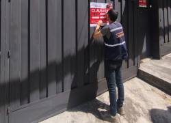 Agentes del Municipio de Quito clausurando el supuesto spa.