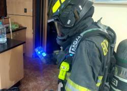 Personal del Cuerpo de Bomberos de Quito atendió a las nueve personas afectadas por la intoxicación por monoxido de carbono.
