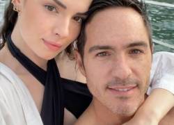 Las recientes imágenes confirma el actor mexicano ya está bien enamorado.