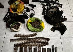 Se incautó armamento de uso militar, entre ellos subametralladoras, fusiles y revólveres.